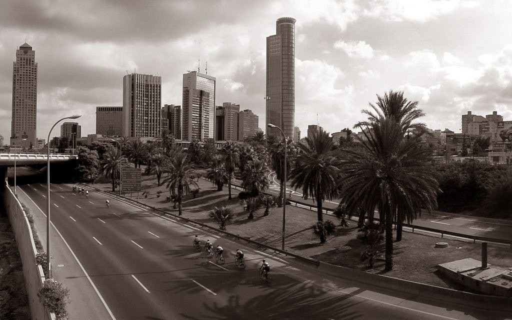 Yom Kippur on Highway 20 ("Netivey Ayalon"), Tel-Aviv - Ramat-Gan. Israelis ride their bikes on usually busy highways 

 (Wikipedia/Roy Boshi / http://artlibre.org/licence/lal/en/)