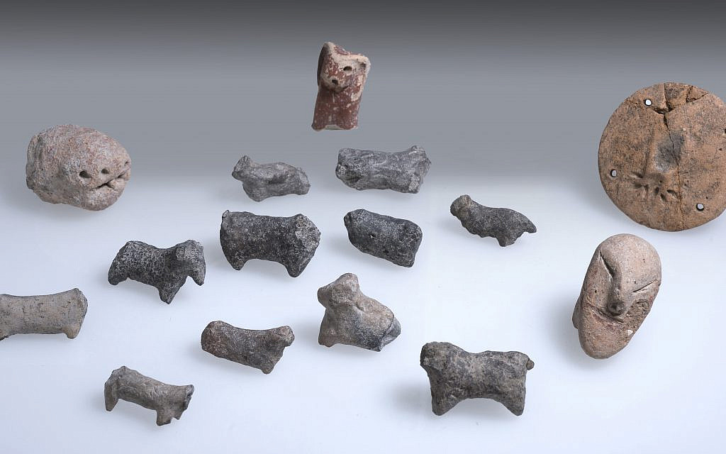 Figurines found at the excavation site. Photo: Clara Amit/Israel Antiquities Authority