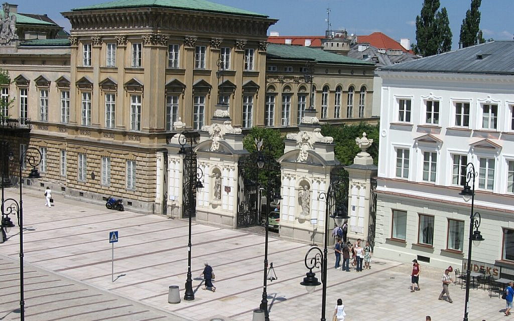 Main gate to the University of Warsaw. A view from Institute of Philosophy. (Wikipedia/Minimus)
