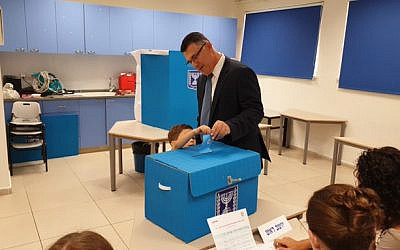 Gideon Sa'ar casting his vote in October