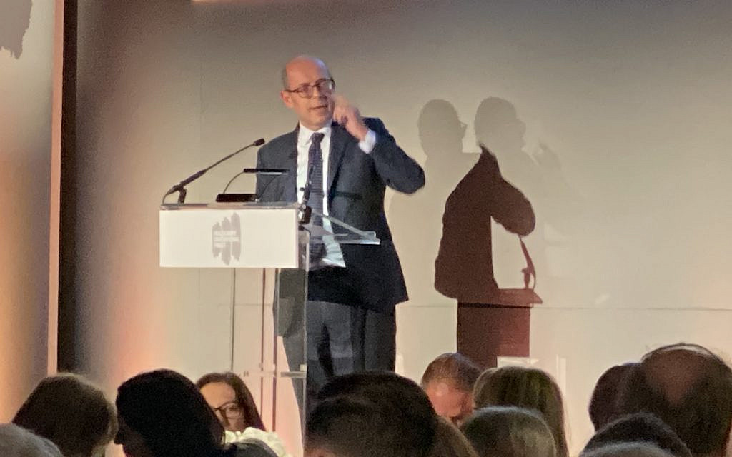 Nick Robinson speaking at the HET dinner.