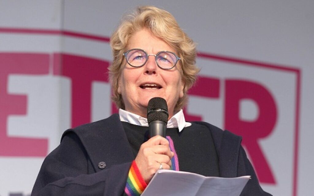 qi-host-sandi-toksvig-speaks-of-family-s-role-saving-jews-from-nazis-in