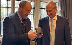 David Dangoor (right) receiving the Sternberg Interfaith Gold Medallion (Credit: Daniel Dangoor)