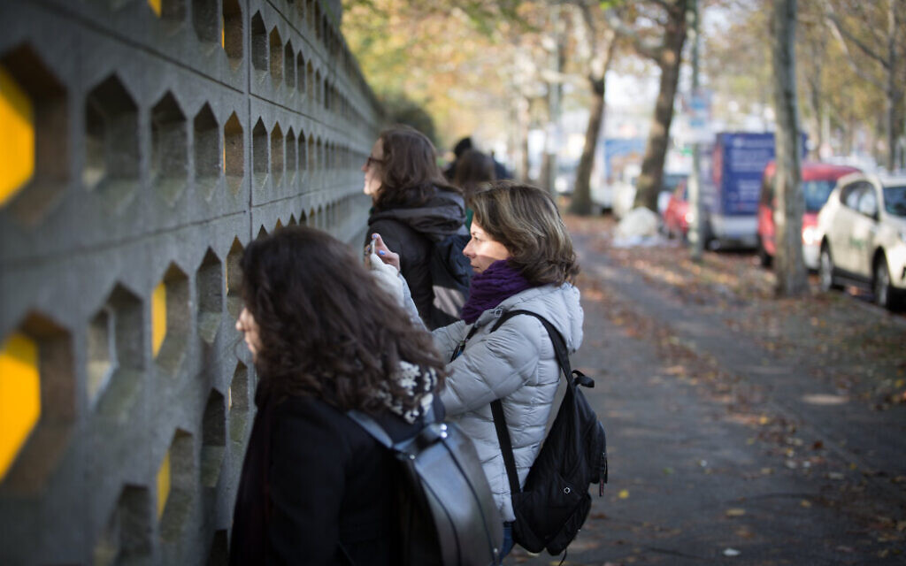 Visitors to the Eshkolot festival in Berlin