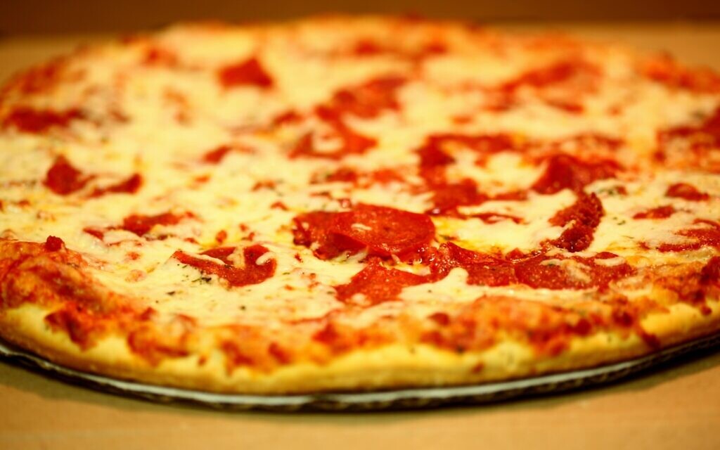 Pepperoni pizza (Credit: D Sharon Pruitt, Wikimedia Commons)