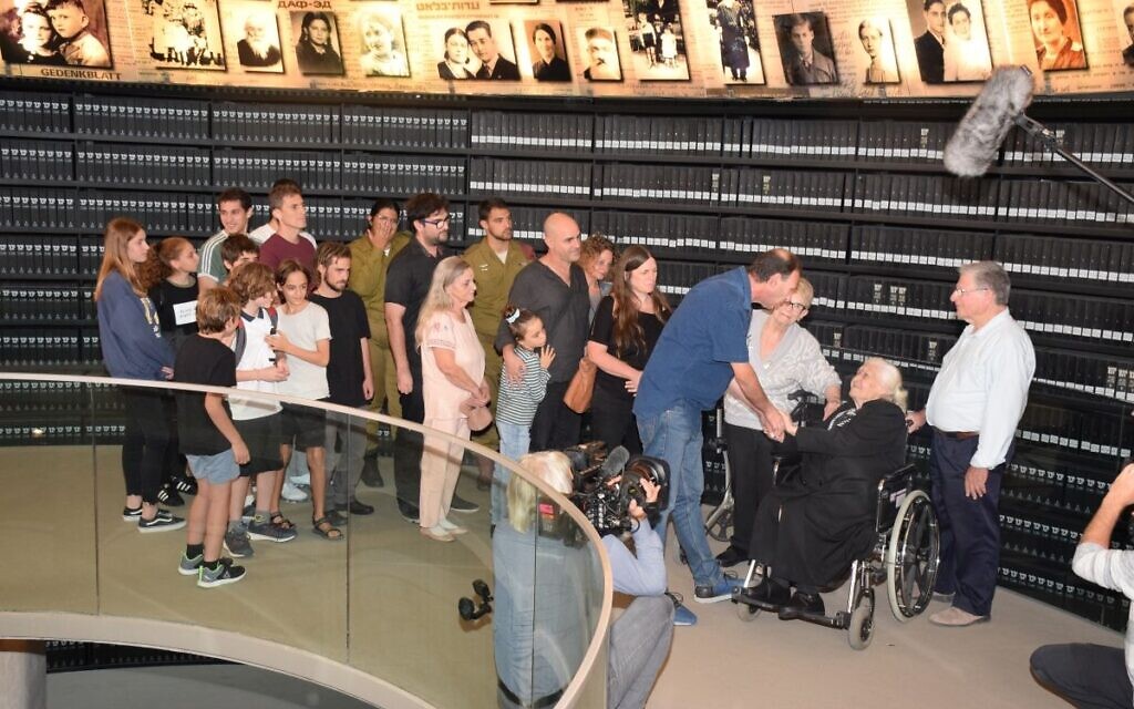 Descendants of the Mor (formerly Mordechai) family greet Melpomeni Dina, who helped save members of their family during the Holocaust
 (Credit: Yad Vashem)
