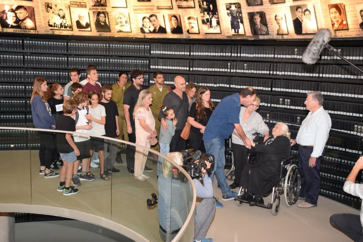 Descendants of the Mor (formerly Mordechai) family greet Melpomeni Dina, who helped save members of their family during the Holocaust
 (Credit: Yad Vashem)