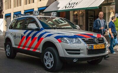 Dutch police car in the Hague (Wikipedia/Author: Frans Berkelaar/Source:https://www.flickr.com/photos/28169156@N03/22525190646/)