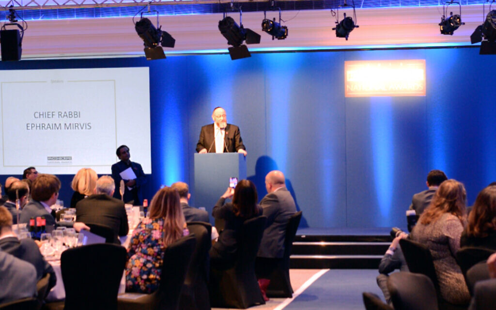 Chief Rabbi Mirvis speaking at the No2H8 awards