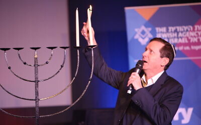 Isaac Herzog lighting the Chanukiyah at Limmud Festival (Limmud Flickr account/Jonathan Hunter)