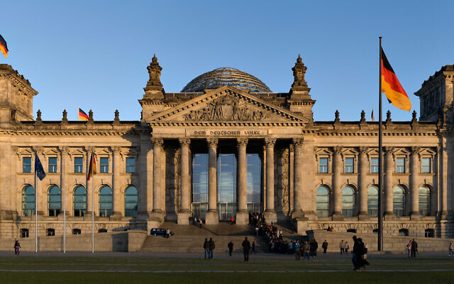 Berlin's Reichstag Building (Credit: Jürgen Matern, Wikipedia Commons, www.commons.wikimedia.org/w/index.php?curid=3064083)