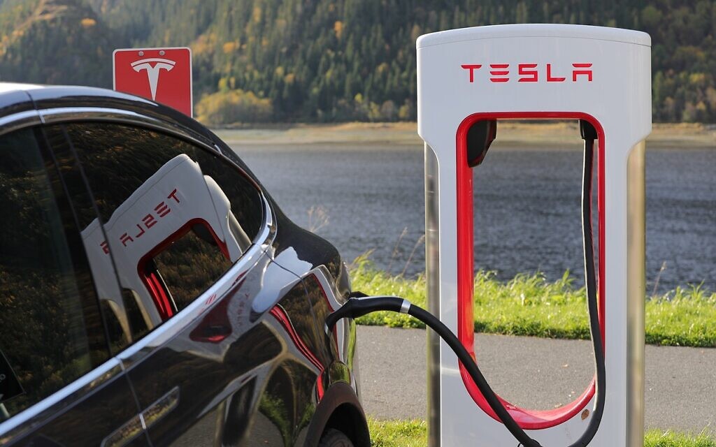 Tesla model X supercharging (Credit: Pixabay)