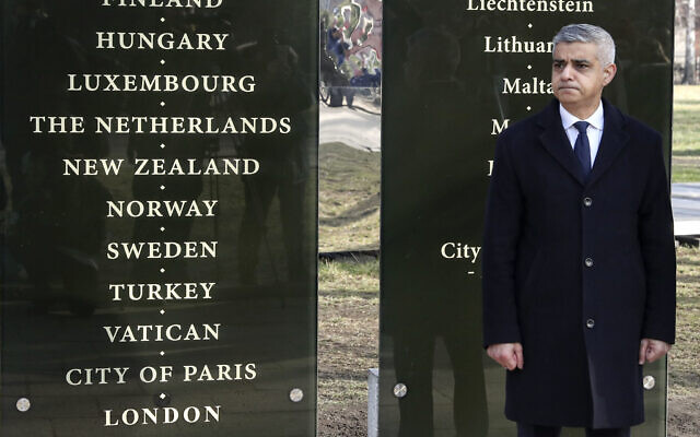 Mayor of London Sadiq Khan and the director of the Auschwitz-Birkenau State Museum (AP Photo/Czarek Sokolowski)