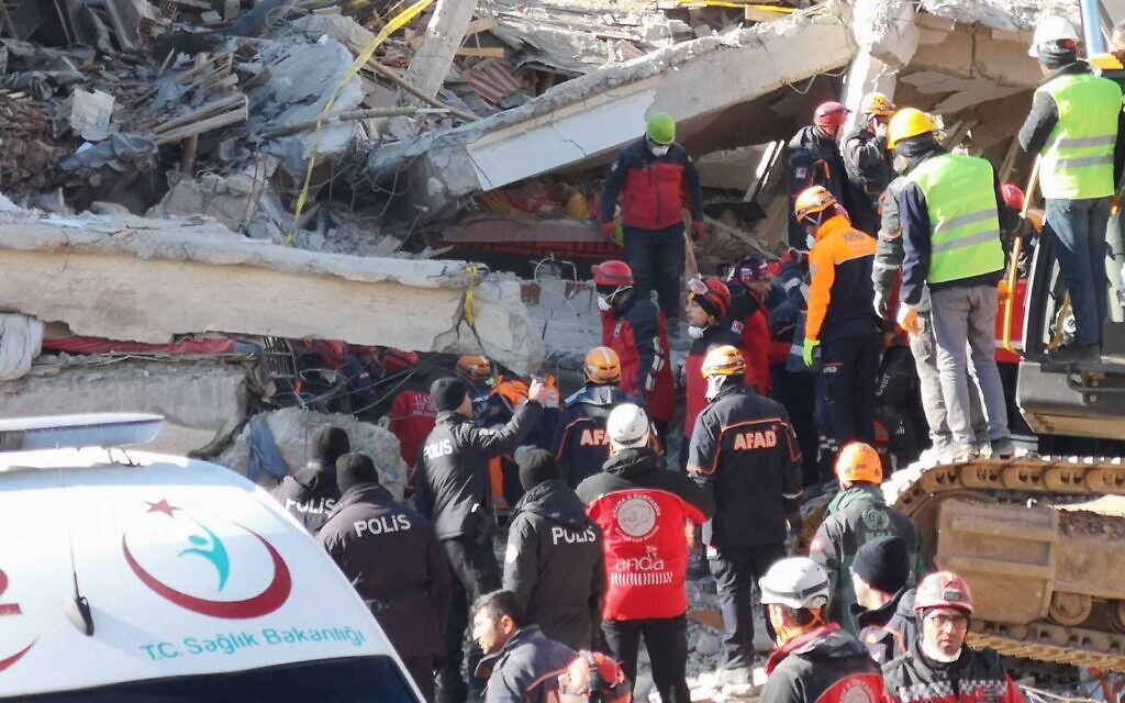 Search and rescue works continue in Sursuru neighbourhood after a 6.8-magnitude earthquake jolted eastern Turkish province of Elazig (Photo by Mucahit Yolcu/DHA/ABACAPRESS.COM)