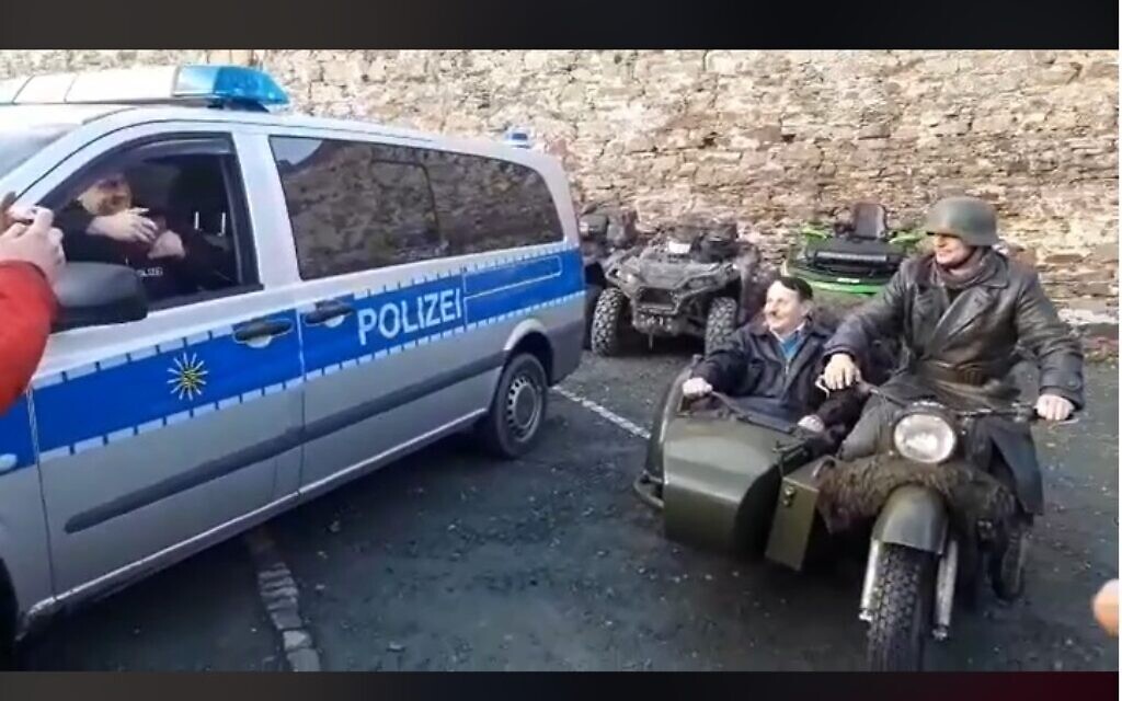 Screenshot of the police officer joking with the Hitler lookalike Source (From Thomas Sommerfeld on Facebook)