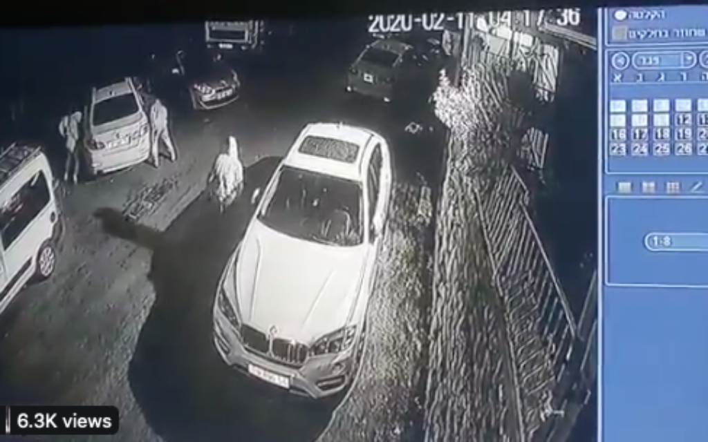 Screenshot from Kan video on Twitter showing the alleged vandals in action