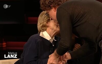 Atze Schröder, embraces Auschwitz survivor Eva Szepesi on the popular Markus Lanz talk show (Screenshot from Youtube)