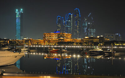 Abu Dhabi

 (Wikipedia/Валерий Дед/https://web.archive.org/web/20161025061618/http://www.panoramio.com/photo/86584404/ https://creativecommons.org/licenses/by/3.0/legalcode)