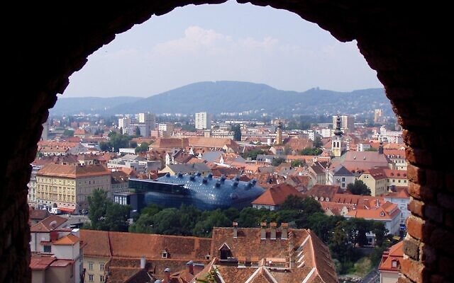 Aerial view of Graz 

(Wikipedia/Author:	Marek Ślusarczyk (Tupungato) Photo gallery/https://creativecommons.org/licenses/by/3.0/legalcode / Attribution 3.0 Unported (CC BY 3.0))