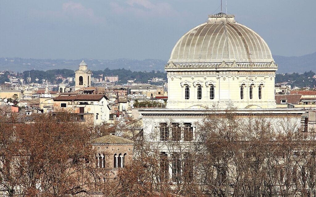 The square dome of the Great Synagogue emerging over Rome's skyline. (Wikipedia/Author	Dguendel/Attribution 3.0 Unported (CC BY 3.0) https://creativecommons.org/licenses/by/3.0/legalcode)