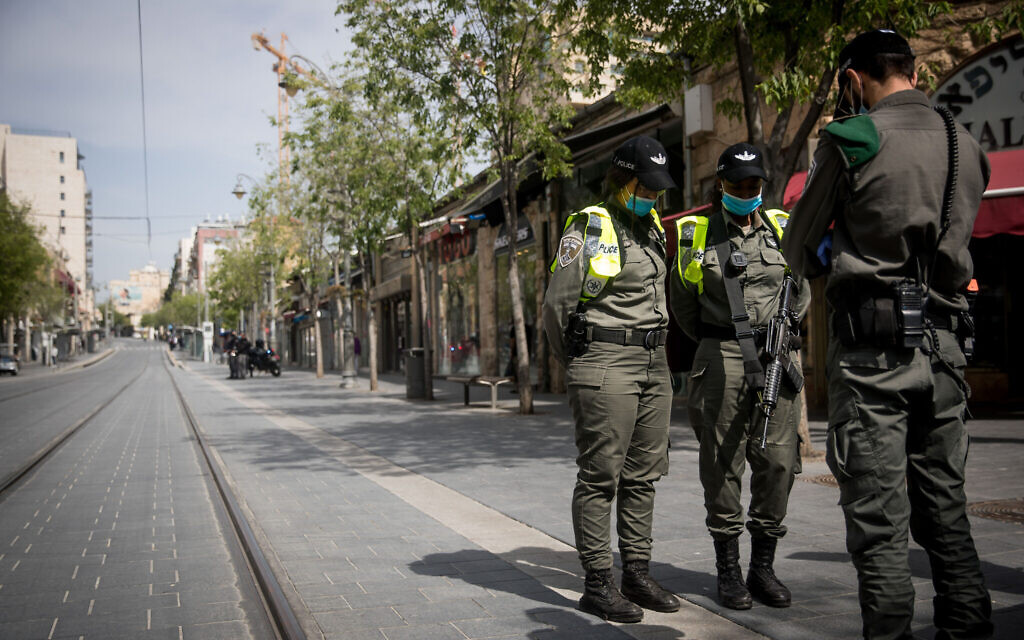 Israelis wearing protective masks due to the COVID-19 pandemic.  Photo by: JINIPIX