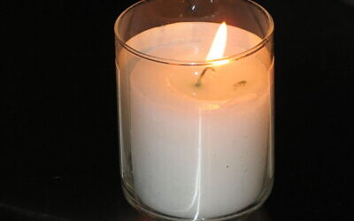 Yahrzeit candle (Wikipeida/Author	Elipongo/)