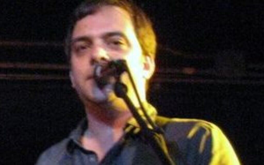 Adam Schlesinger (Wikipedia/Author	
Tinted-Windows-Black-Cat / Attribution 2.0 Generic (CC BY 2.0)  https://creativecommons.org/licenses/by/2.0/legalcode )