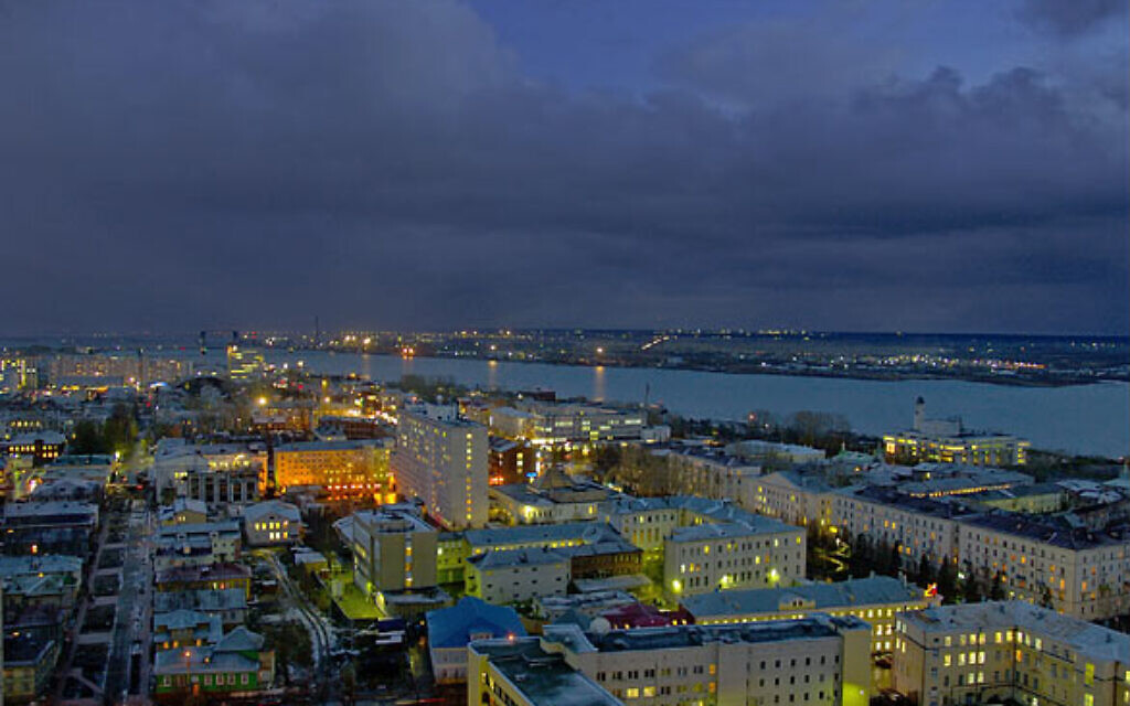 Arkhangelsk at night (Attribution: Engine9 at Russian Wikipedia/ (CC BY-SA 2.5) https://creativecommons.org/licenses/by-sa/2.5/legalcode )