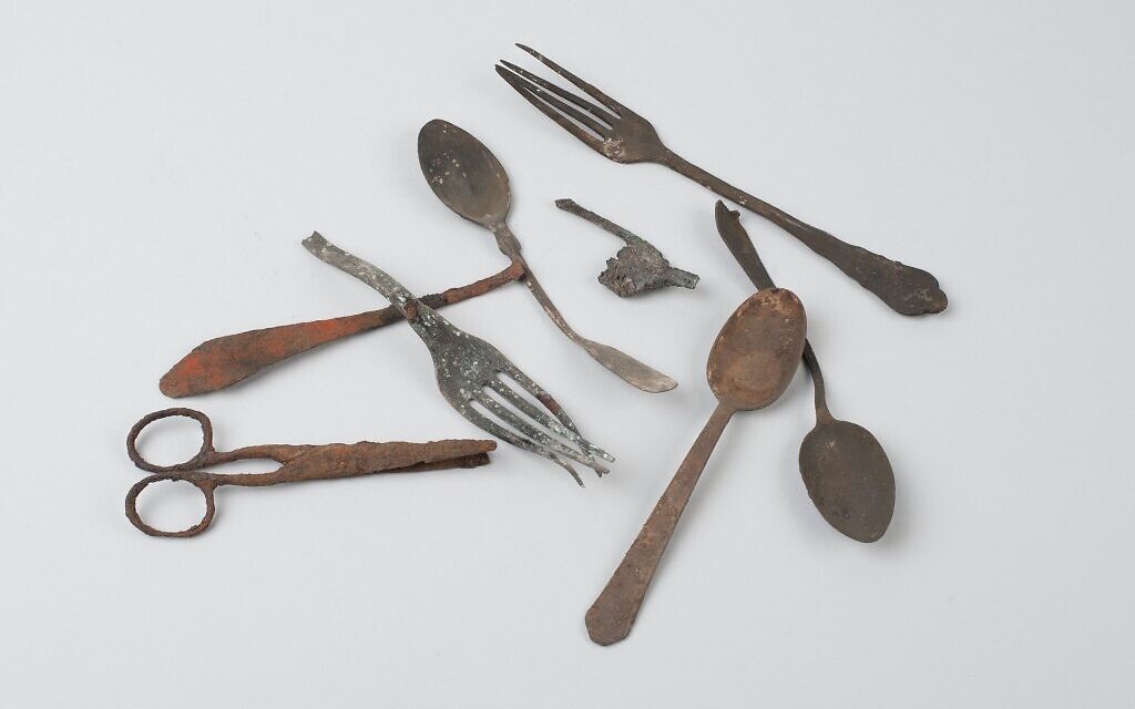 Objects discovered in Block 17 in Auschwitz I. Photo: Marcin Inglot / Auschwitz Museum