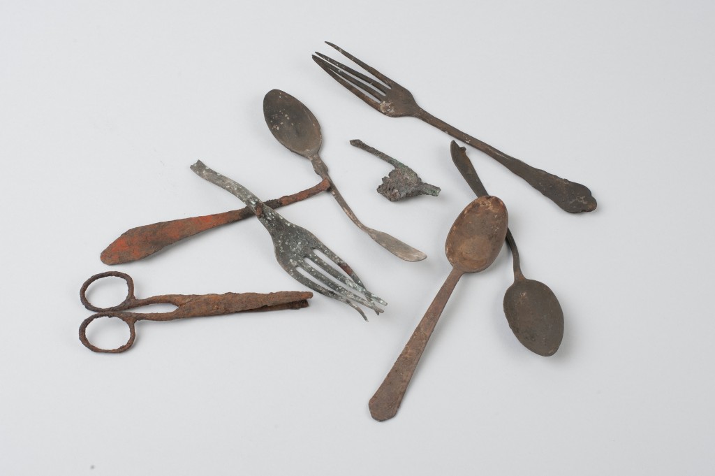 Objects discovered in Block 17 in Auschwitz I. Photo: Marcin Inglot / Auschwitz Museum