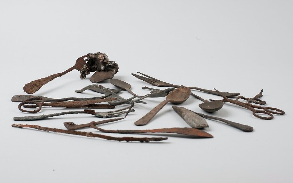 Objects discovered in Block 17 in Auschwitz I. Photo: Marcin Inglot / Auschwitz Museum