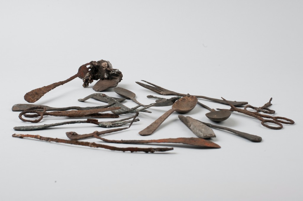 Objects discovered in Block 17 in Auschwitz I. Photo: Marcin Inglot / Auschwitz Museum