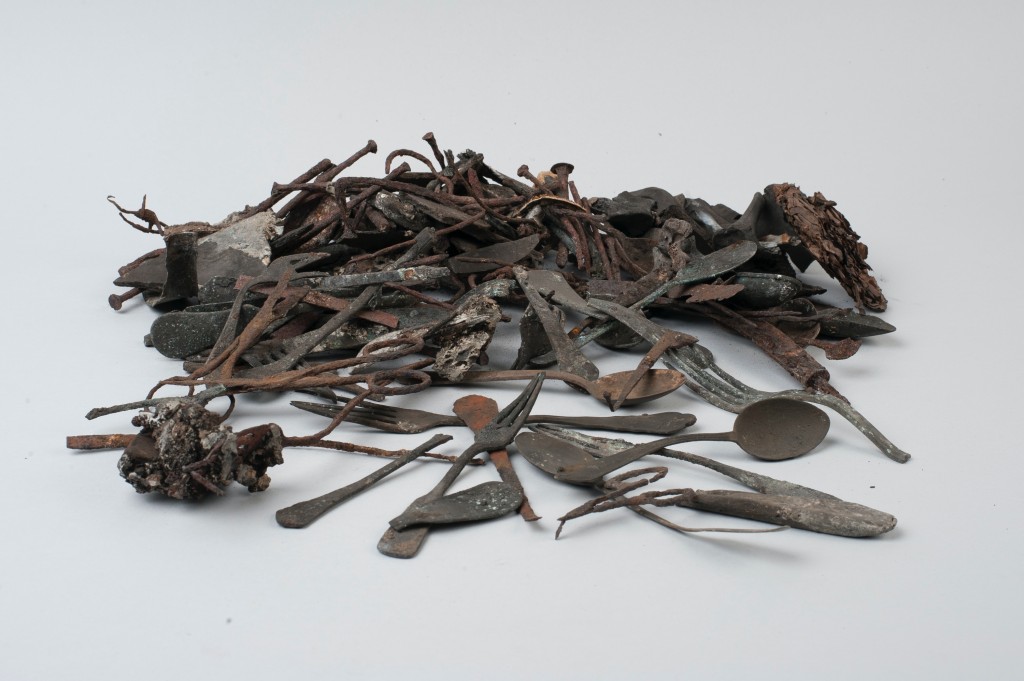 Objects discovered in Block 17 in Auschwitz I. Photo: Marcin Inglot / Auschwitz Museum