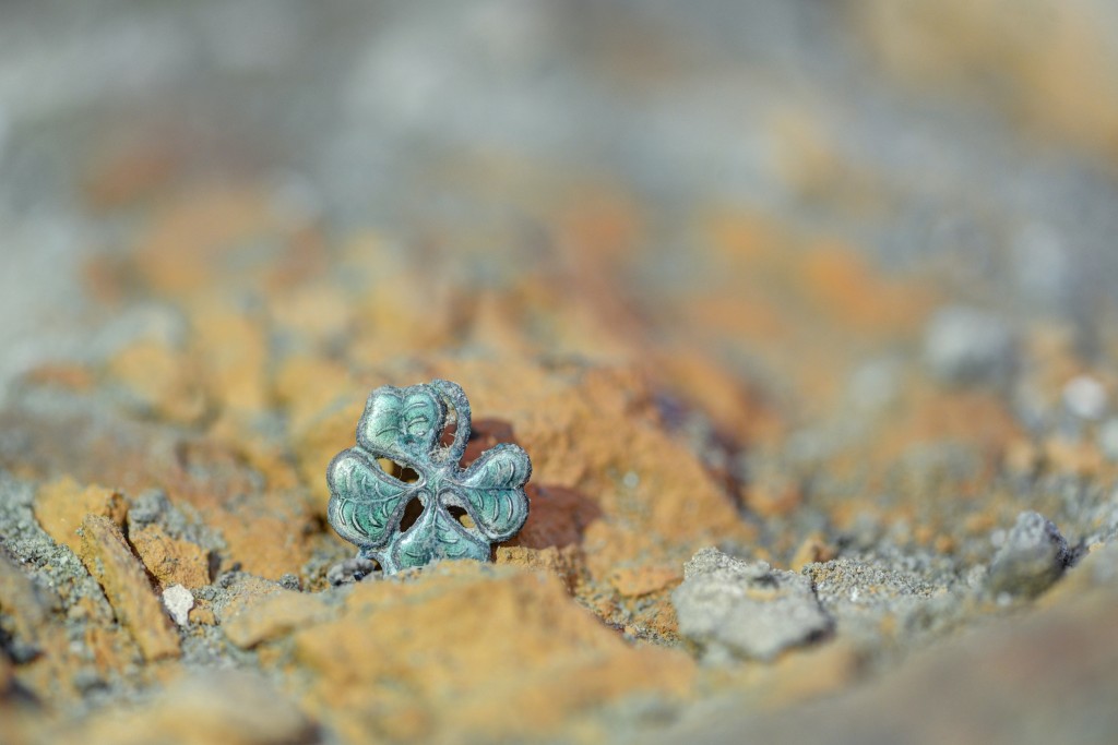 Pendant in the form of a four-leaf clover discovered in a barracks in Birkenau. Photo: Kamil Będkowski