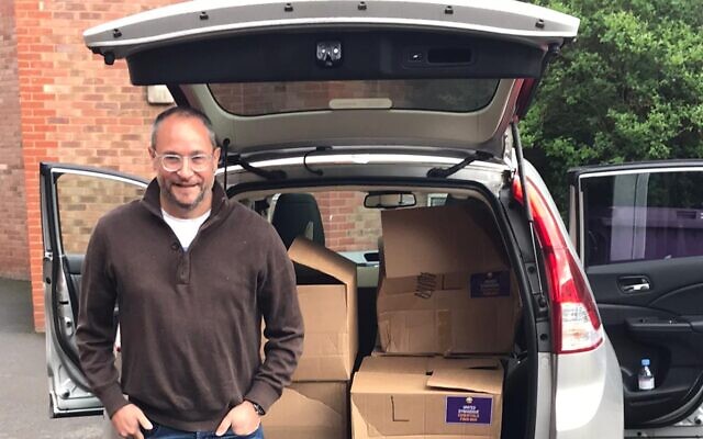 David Rose, of Barnet United Synagogue, delivers boxes (Credit: United Synagogue)