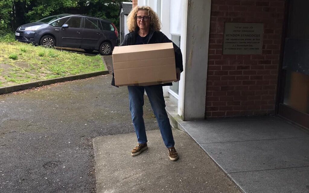 Mandy Sethill, of Woodside Park United Synagogue, making a delivery (Credit: United Synagogue) Mandy Sethill, of Woodside Park United Synagogue, making a delivery (Credit: United Synagogue)