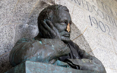 The 'defaced' bronze bust of Cecil Rhodes at the Rhodes Memorial, Cape Town, South Africa. (Wikipedia/Author	Prosthetic Head/ Attribution-ShareAlike 4.0 International (CC BY-SA 4.0) https://creativecommons.org/licenses/by-sa/4.0/legalcode)