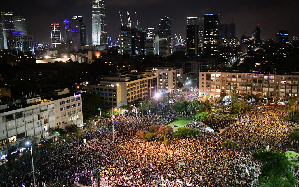 Self-employed from hospitality, tourism and arts industries protest at Rabin Square in Tel Aviv, calling for financial support from the Israeli government on July 11, 2020. Photo by: Tomer Neuberg-JINIPIX