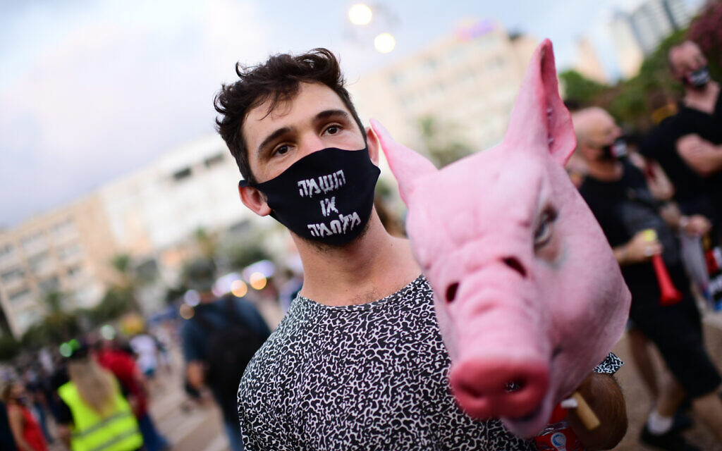 Self-employed from hospitality, tourism and arts industries protest at Rabin Square in Tel Aviv, calling for financial support from the Israeli government on July 11, 2020. Photo by: Tomer Neuberg-JINIPIX
