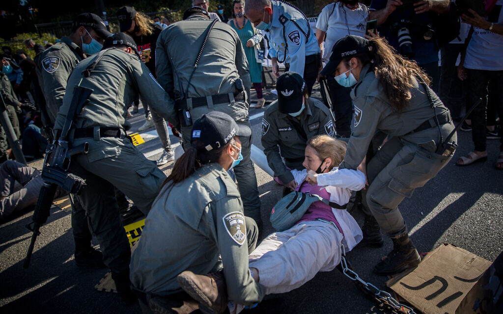 Police remove protesters during a protest against Israeli prime minister Benjamin Netanyahu outside the Knesset, the Israeli parliament in Jerusalem on July 22, 2020. Photo by: JINIPIX