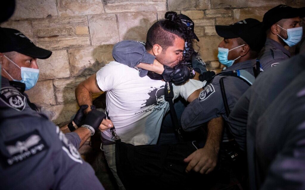 Israeli police remove protesters during a protest against Israeli prime minister Benjamin Netanyahu outside the prime minister's residence in Jerusalem on July 26, 2020. Photo by: JINIPIX