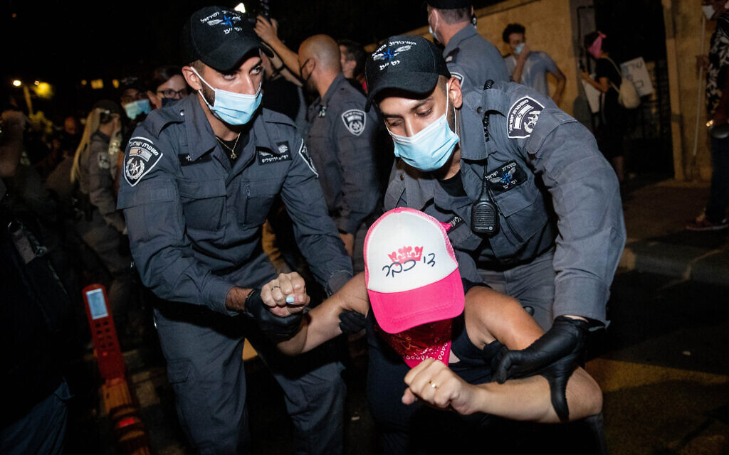 Israeli police remove protesters during a protest against Israeli prime minister Benjamin Netanyahu outside the prime minister's residence in Jerusalem on July 26, 2020. Photo by: JINIPIX
