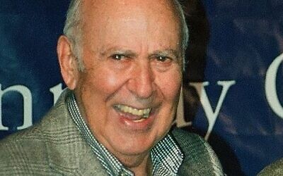 Carl Reiner (Wikipedia/Source	Winner of Mark Twain prize Carl Reiner ...with Dick Van Dyke/ Author	John Mathew Smith & www.celebrity-photos.com from Laurel Maryland, USA/ (CC BY-SA 2.0) https://creativecommons.org/licenses/by-sa/2.0/legalcode