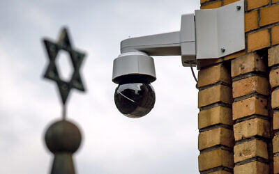A surveillance camera can be seen next to a Star of David (Photo: Hendrik Schmidt/dpa-Zentralbild/dpa)