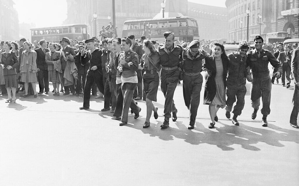 Civilians and service personnel in London celebrating V-J Day on August 15, 1945 (Wikipedia/ © IWM / © Crown Copyright: IWM)