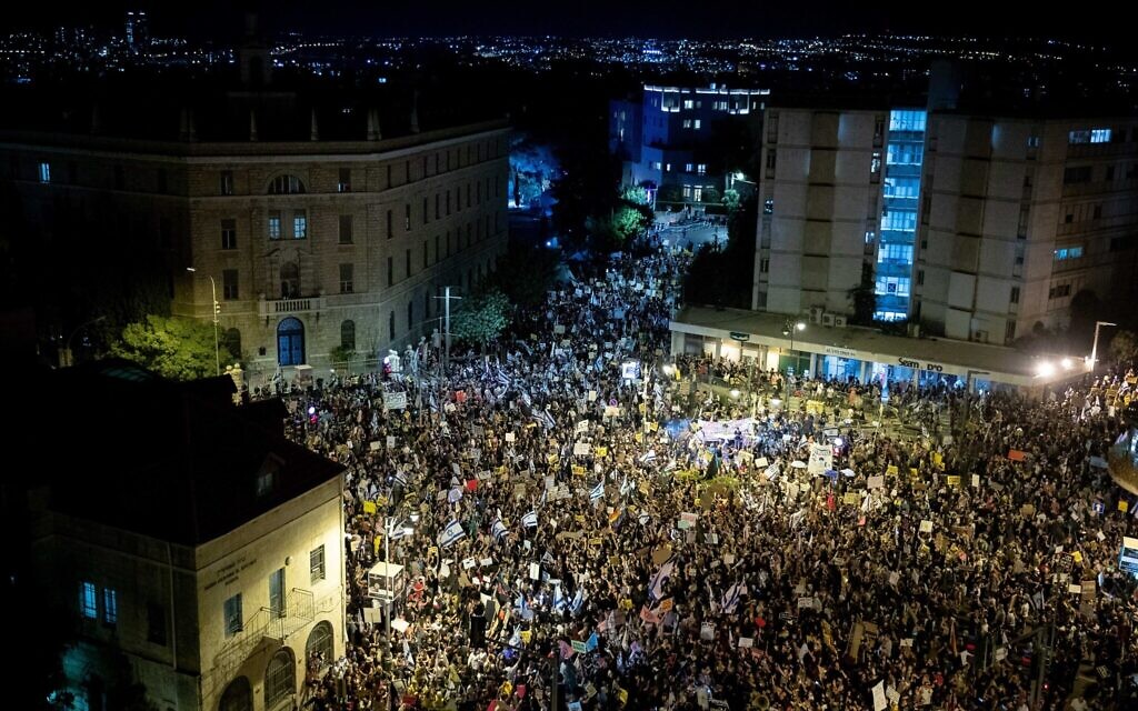 Israelis protest against Israeli prime minister Benjamin Netanyahu outside Prime Minister Netanyahu's official residence in Jerusalem on August 01, 2020. Photo by: JINIPIX Israelis protest against Israeli prime minister Benjamin Netanyahu outside Prime Minister Netanyahu's official residence in Jerusalem on August 01, 2020. Photo by: JINIPIX