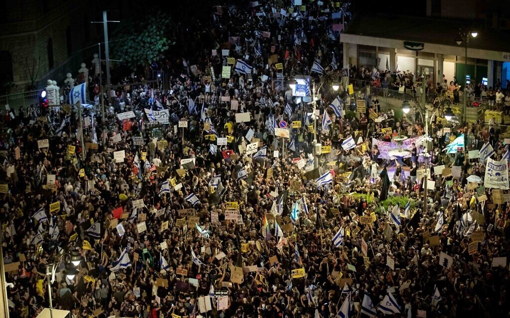 Israelis protest against Israeli prime minister Benjamin Netanyahu outside Prime Minister Netanyahu's official residence in Jerusalem on August 01, 2020. Photo by: JINIPIX Israelis protest against Israeli prime minister Benjamin Netanyahu outside Prime Minister Netanyahu's official residence in Jerusalem on August 01, 2020. Photo by: JINIPIX