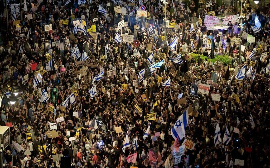 Israelis protest against Israeli prime minister Benjamin Netanyahu outside Prime Minister Netanyahu's official residence in Jerusalem on August 01, 2020. Photo by: JINIPIX Israelis protest against Israeli prime minister Benjamin Netanyahu outside Prime Minister Netanyahu's official residence in Jerusalem on August 01, 2020. Photo by: JINIPIX