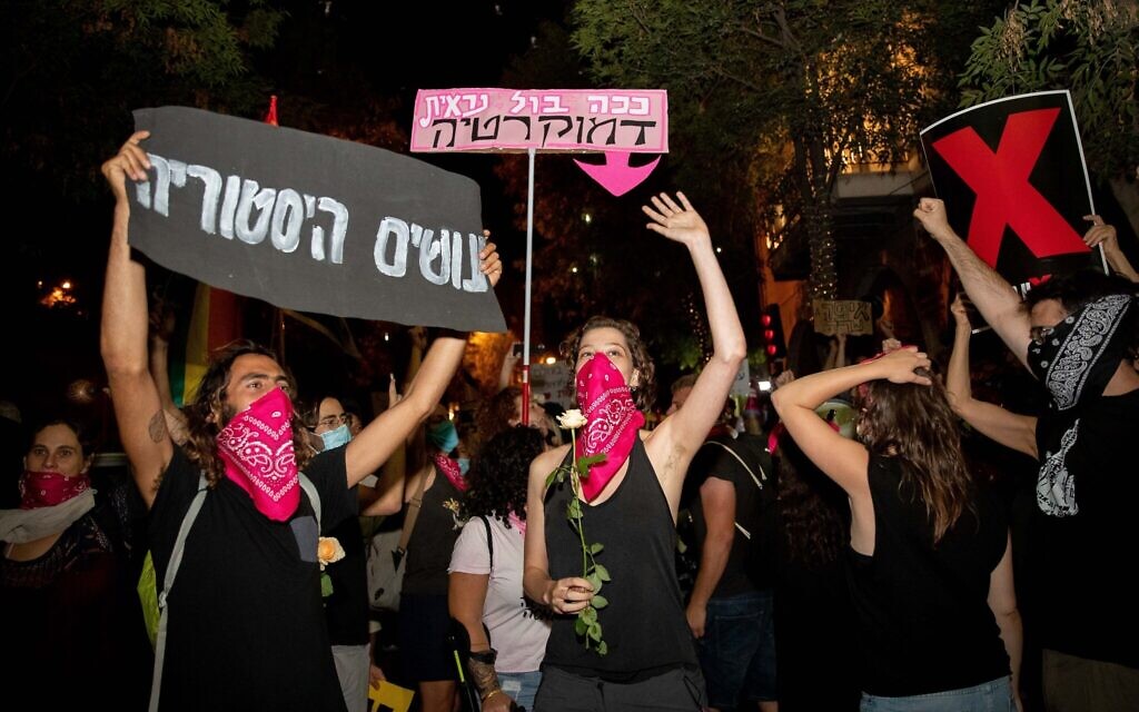 Israelis protest against Israeli prime minister Benjamin Netanyahu outside Prime Minister Netanyahu's official residence in Jerusalem on August 01, 2020. Photo by: JINIPIX Israelis protest against Israeli prime minister Benjamin Netanyahu outside Prime Minister Netanyahu's official residence in Jerusalem on August 01, 2020. Photo by: JINIPIX