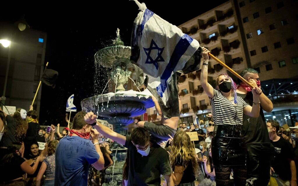 Israelis protest against Israeli prime minister Benjamin Netanyahu outside Prime Minister Netanyahu's official residence in Jerusalem on August 01, 2020. Photo by: JINIPIX Israelis protest against Israeli prime minister Benjamin Netanyahu outside Prime Minister Netanyahu's official residence in Jerusalem on August 01, 2020. Photo by: JINIPIX